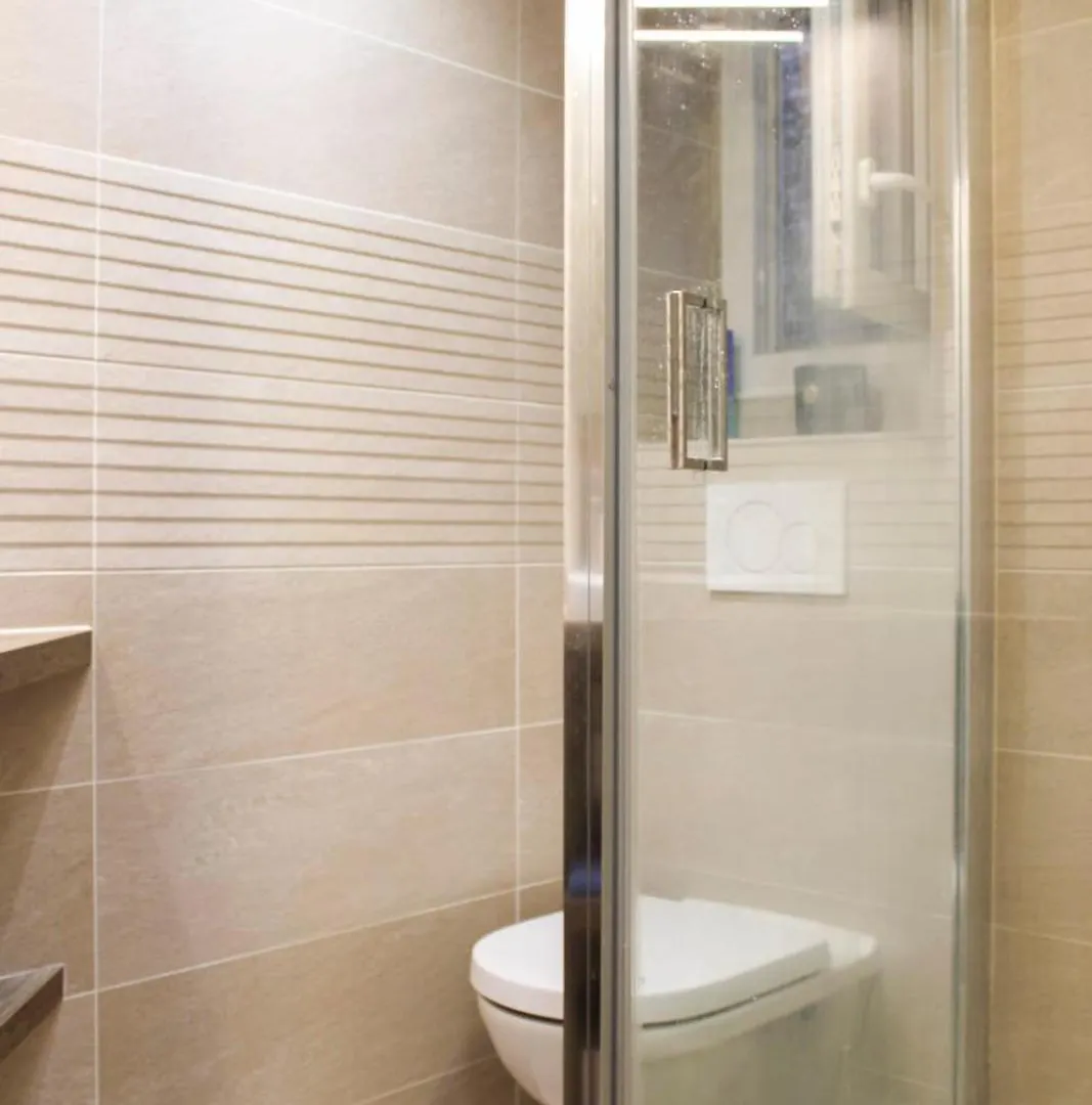 Bright With Balcony Quiet Location Апартаменты Париж