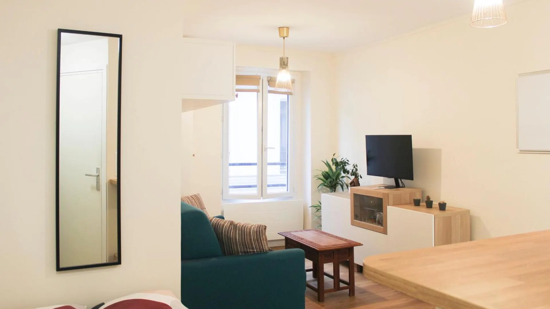 Bright With Balcony Quiet Location *